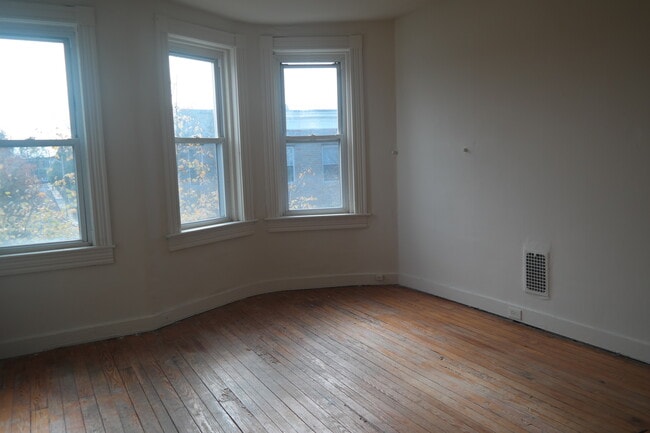 Building Photo - Prime Location ~ 3 Bedroom Townhome in Ham...