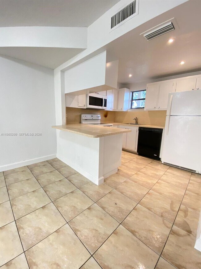 Foto del edificio - 8290 Lake Dr