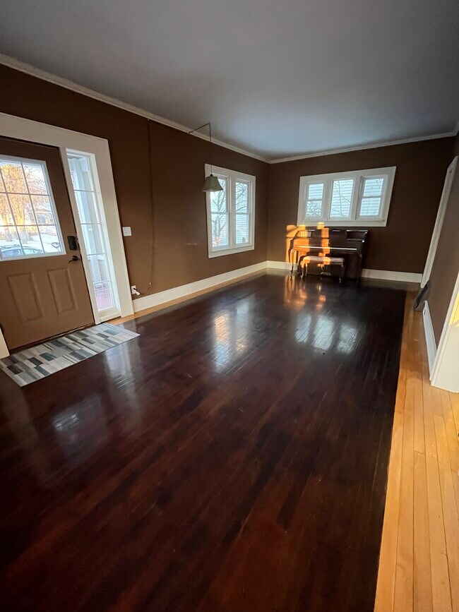 Living room - 1315 Emery St