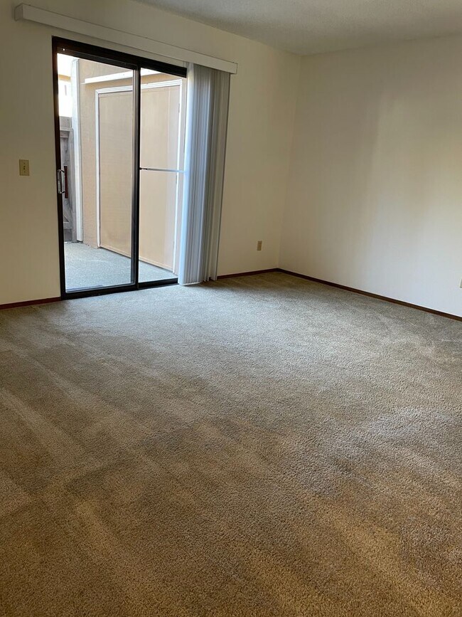 Building Photo - Very Clean 2 bedroom 1.5 bath Townhome; Ga...