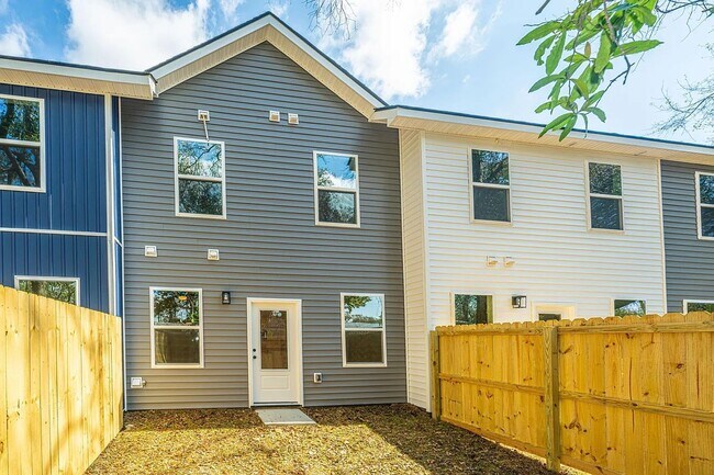 Foto del edificio - 3 Bedroom 2.5 Bath Townhouse in Barnwell Breeze - North Charleston