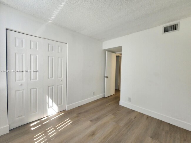Foto del edificio - 210 Lake Pointe Dr