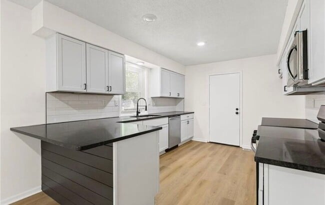 Building Photo - 602 SE Brentwood Dr