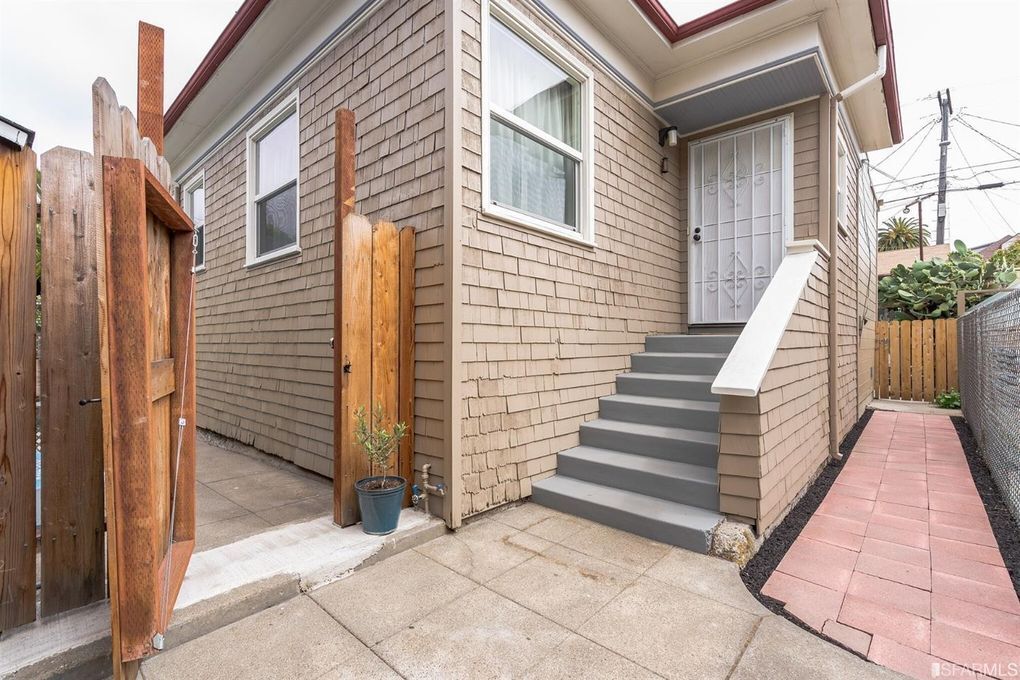Primary Photo - 2020 E 15th St