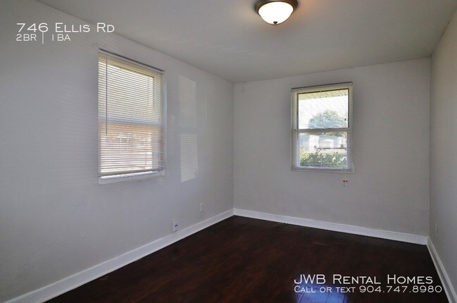 Building Photo - 746 S Ellis Rd