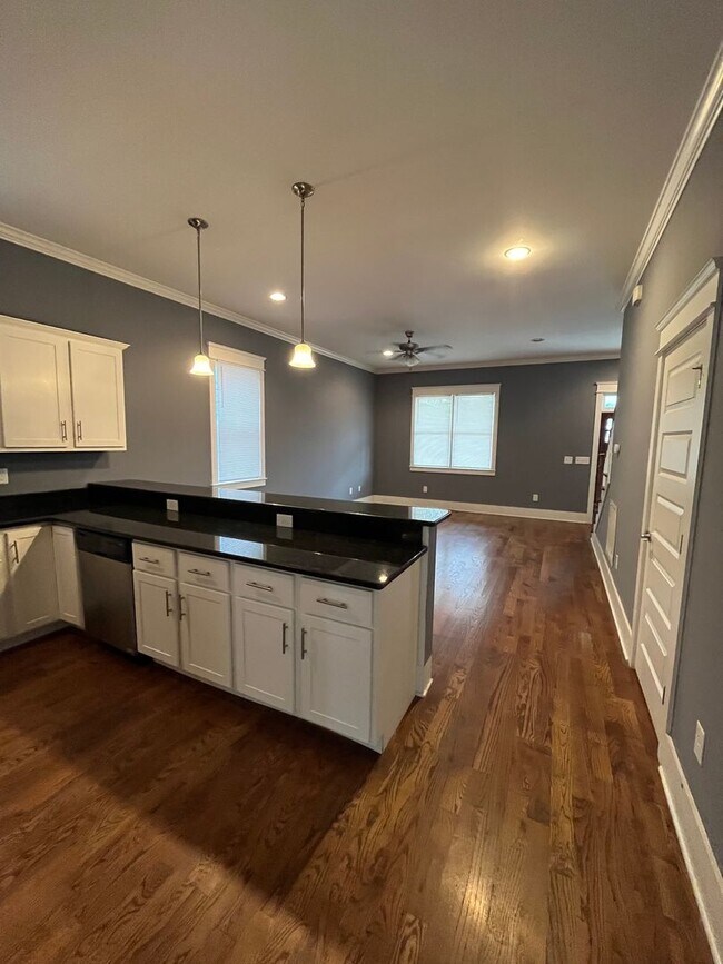 Foto del edificio - Spacious 3 Bed/2.5 Single Family Home in t...