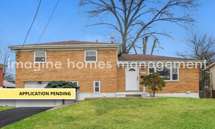Primary Photo - 3 Bedroom, 2.5 Bath Quad Home in Forest Park!