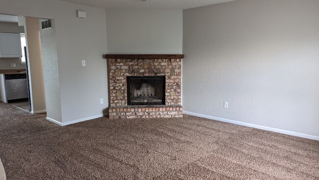 Building Photo - 204 NE Cedar Ct