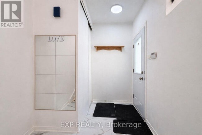 Building Photo - 11-C Sonnet Crescent