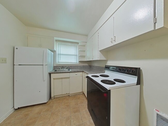 Building Photo - Apartment ~ Close to Campus ~ Cat Friendly