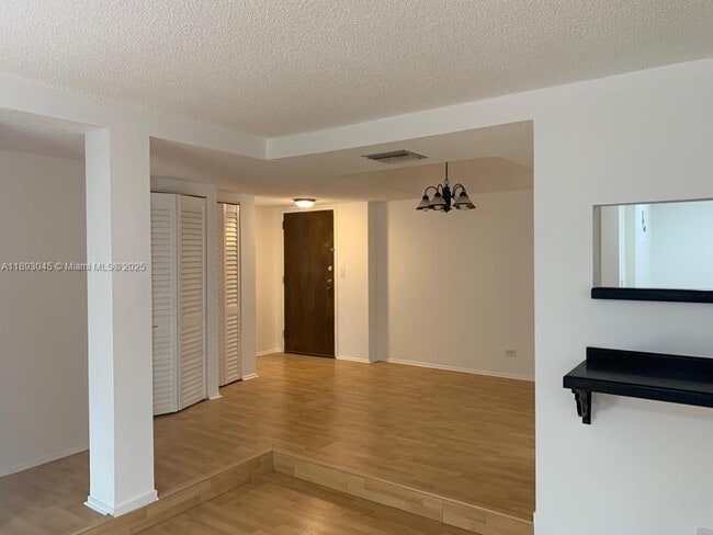 Building Photo - 3730 Inverrary Dr