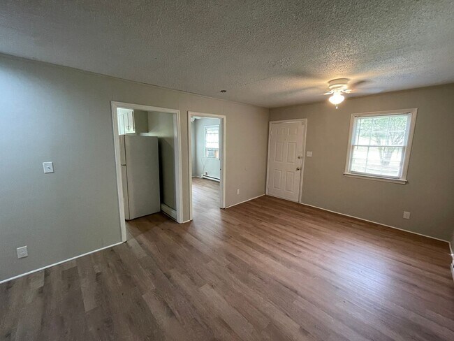 Foto del edificio - One bedroom house available now!