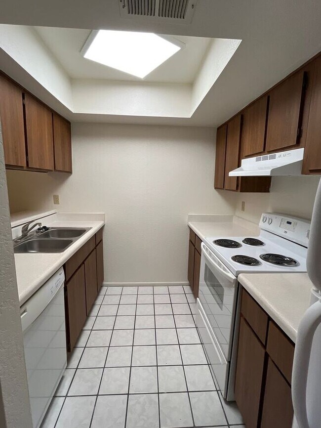 Foto del edificio - 1201 S McClintock Dr