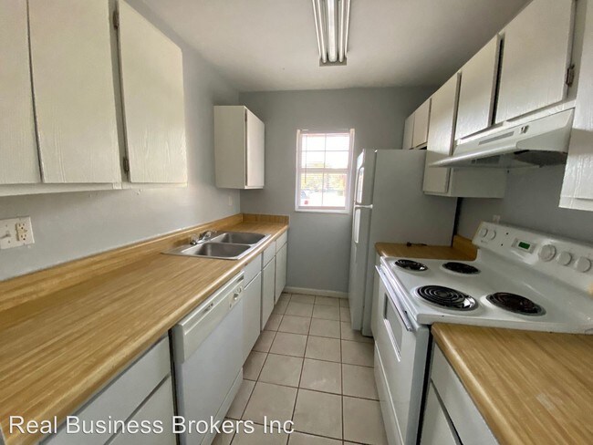 Building Photo - 3913 SW 26th Dr