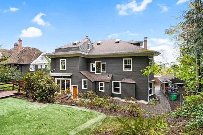 Foto del edificio - 2626 NW Cornell Rd