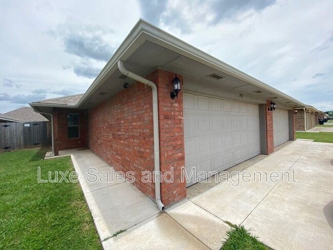 Photo - 793 SW 13th St House