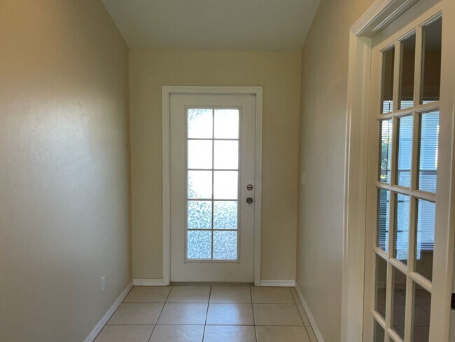 Foto del edificio - PRICE REDUCTION: Spacious and Charming 3 B...