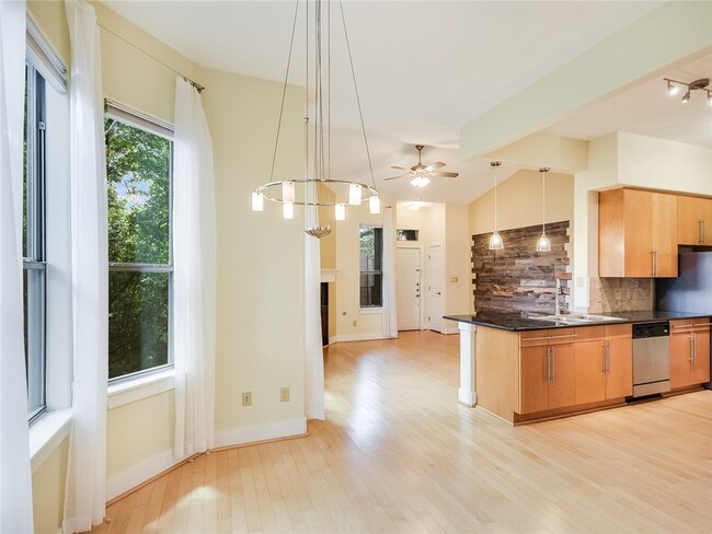 Foto del edificio - 2216 Thornton Rd