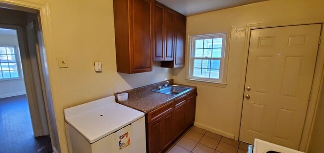Foto del edificio - 2 Bedroom 1 Bathroom Duplex!