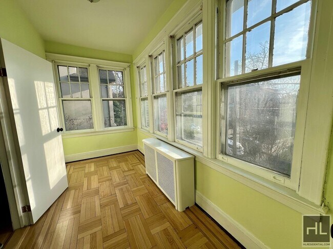 Foto del edificio - 3.5BR 2BA Massive Townhouse w/ Sunroom & Optional Private Parking In Maspeth