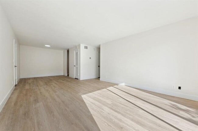 Building Photo - 6491 Bay Club Dr