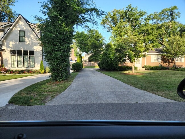 Building Photo - 1115 Parkview Dr