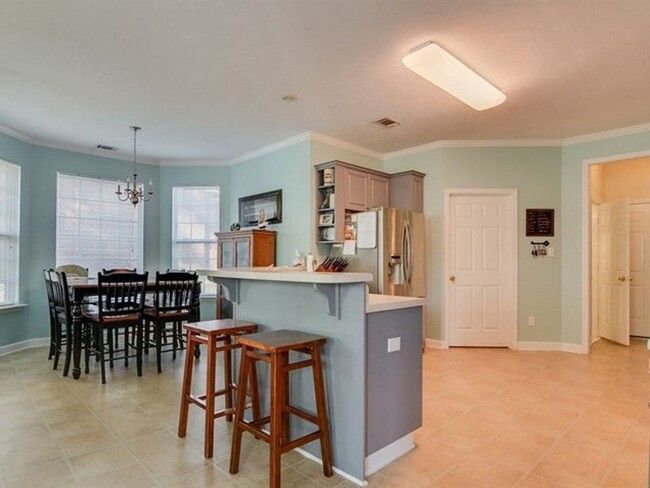 Building Photo - Private 5 bedroom 3.5 bathroom oasis with ...