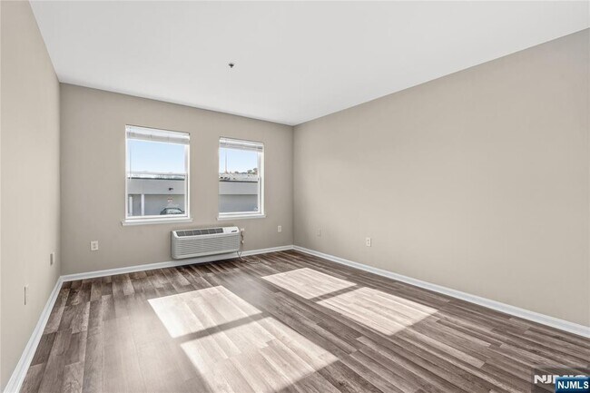 Foto del edificio - 905 River Rd