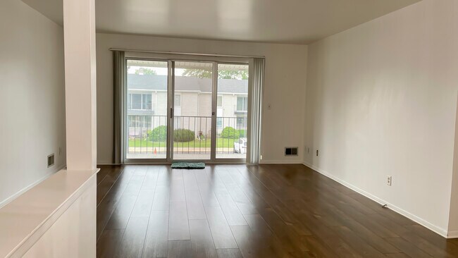 Foto del edificio - 8353 Kennedy Cir