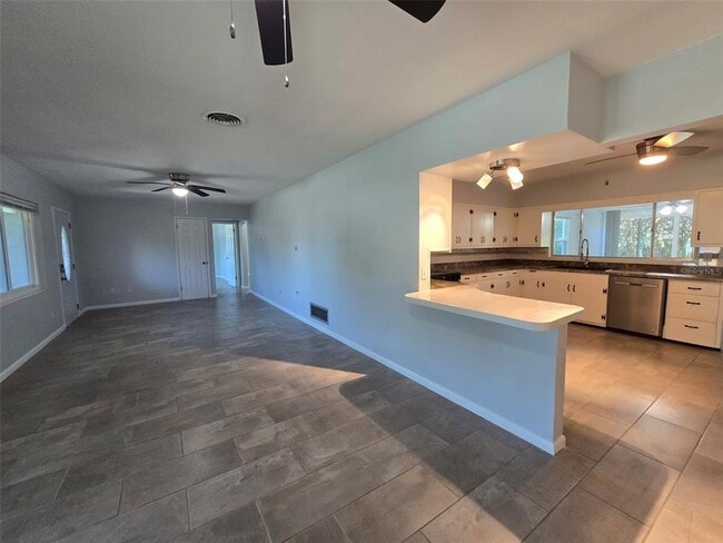 Building Photo - 507 Lake Lulu Dr