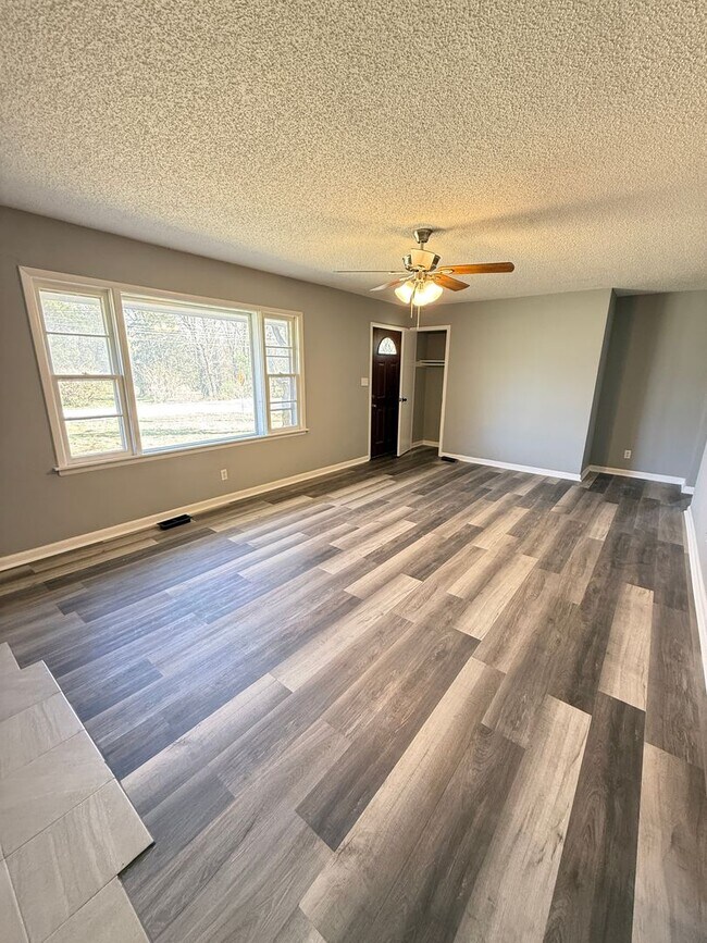 Foto del edificio - 4 bedroom/1 bath/detached storage building