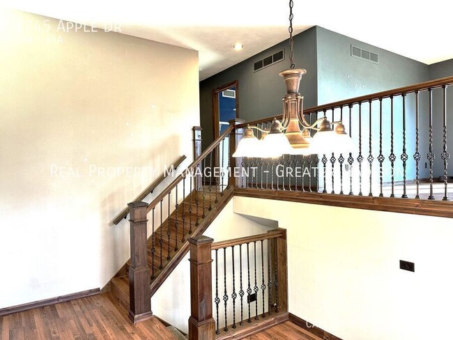 Foto del edificio - Beautiful split level house rental with 2 ...