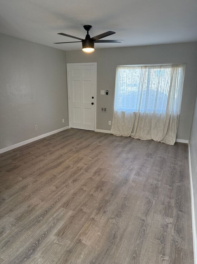 Building Photo - Cable