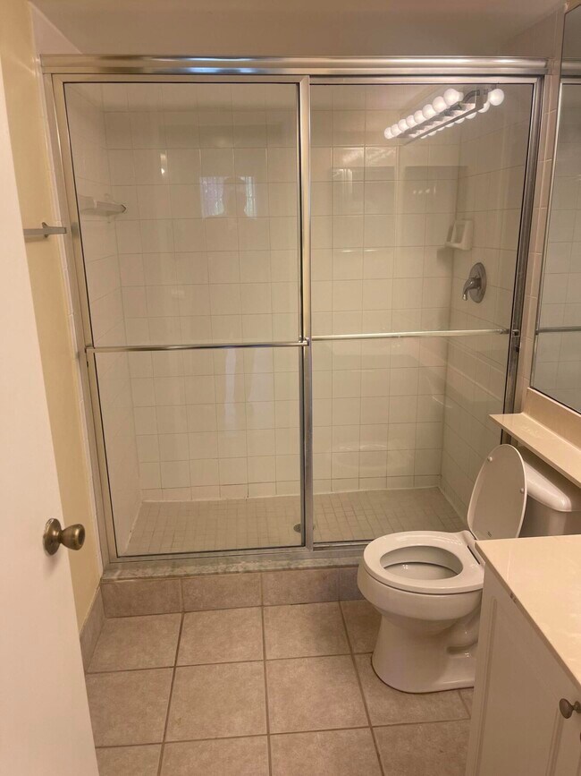 Foto del edificio - 700 Crestwood Ct S