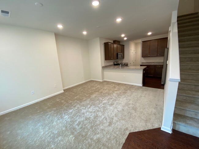 living/dining room - 402 Reading Ct