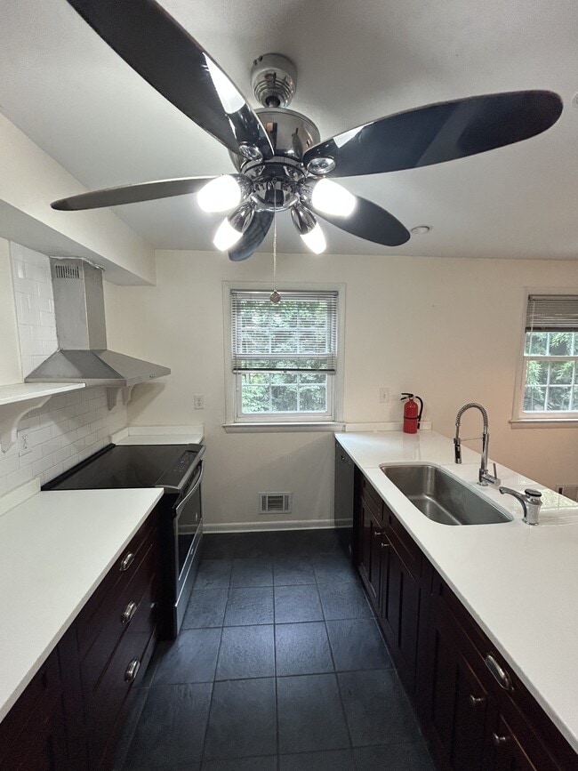 Foto del edificio - 6537 Beechwood Dr