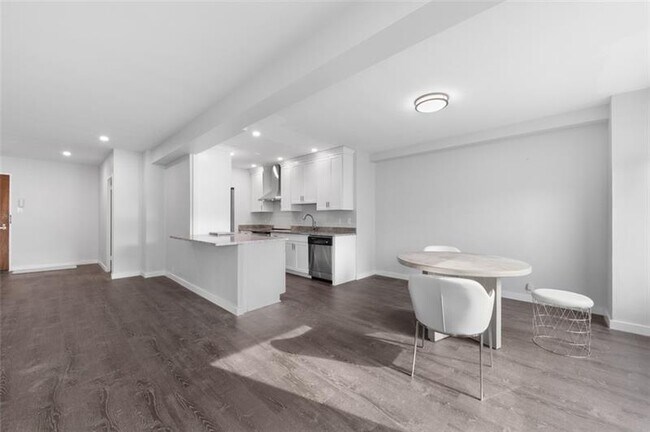 Building Photo - 320 Fort Duquesne Blvd