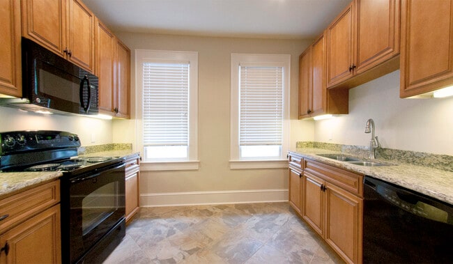 Available AUG- 4BR/2BA Steps from UF Campus - 202 NW 12th Ter