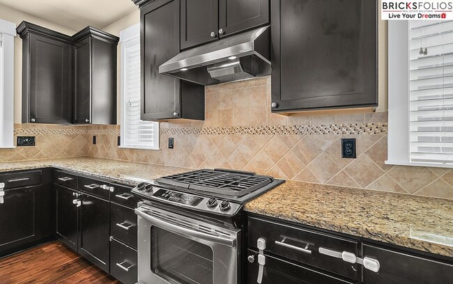 Building Photo - Natural Light-Filled Renton Home with Space to Live & Entertain!