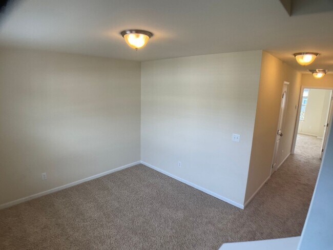 Building Photo - Spacious 2 bed, 2.5 bath with Loft in Thom...