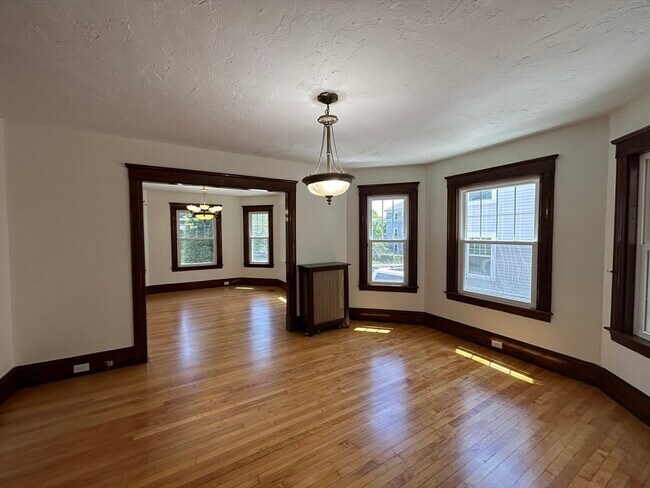 Building Photo - 18 N Ash St