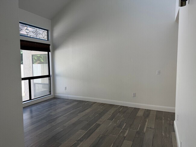Foto del edificio - Gorgeous 2 bedroom 2 bath duplex in the trees