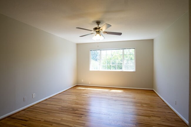 Building Photo - John's Landing Corner 2-Bedroom w W/D & De...