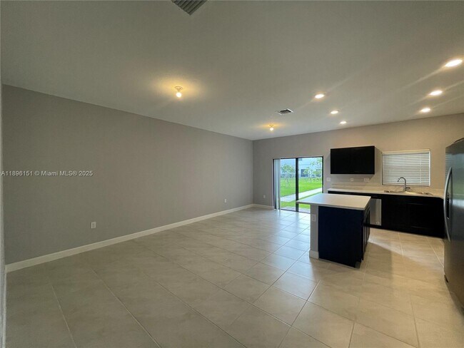 Building Photo - 1120 SW 7th Ct