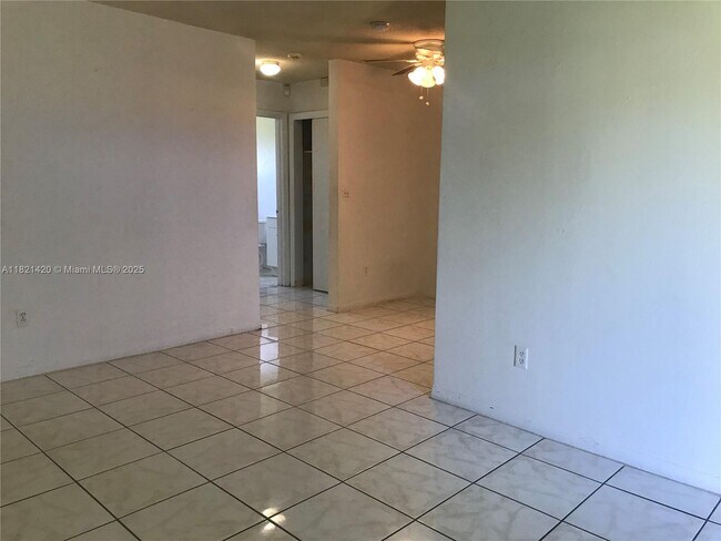 Foto del edificio - 2450 NE 188th St