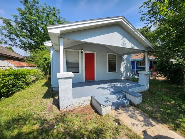 Building Photo - 922 N Q St