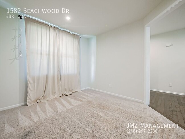Building Photo - 1582 Beachwood Dr