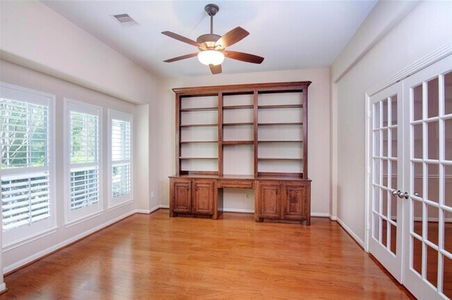 Building Photo - 62 E Pipers Green St
