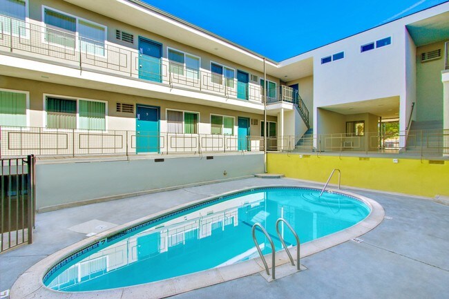 Foto del edificio - 8811 Woodman Ave