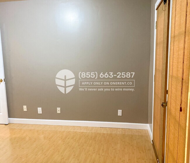 Building Photo - 2247 Moorpark Ave